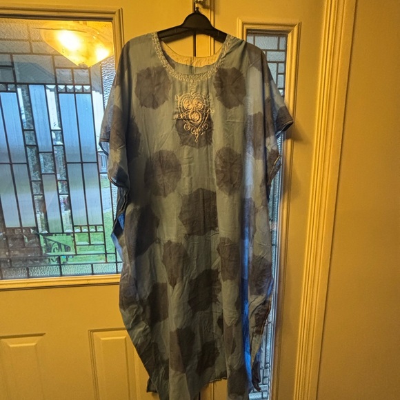 Beautiful African dresses from West Africa. - Picture 9 of 12